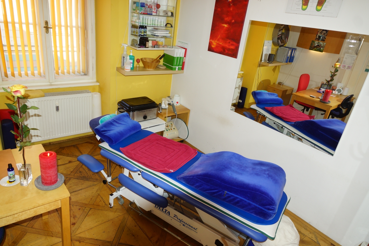 Behandlungsraum mit Massageliege bei MP7